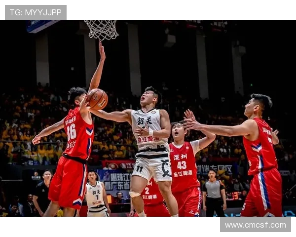 深圳篮球队比赛经验引发热议球迷对战术选择和球员表现展开激烈讨论