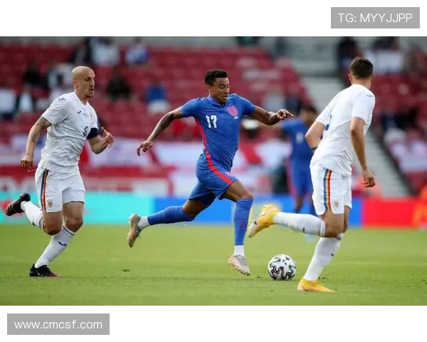 英格兰与中国足球对决激战正酣球迷热情高涨期待精彩瞬间 英格兰与中国足球对决激战正酣球迷热情高涨期待精彩瞬间